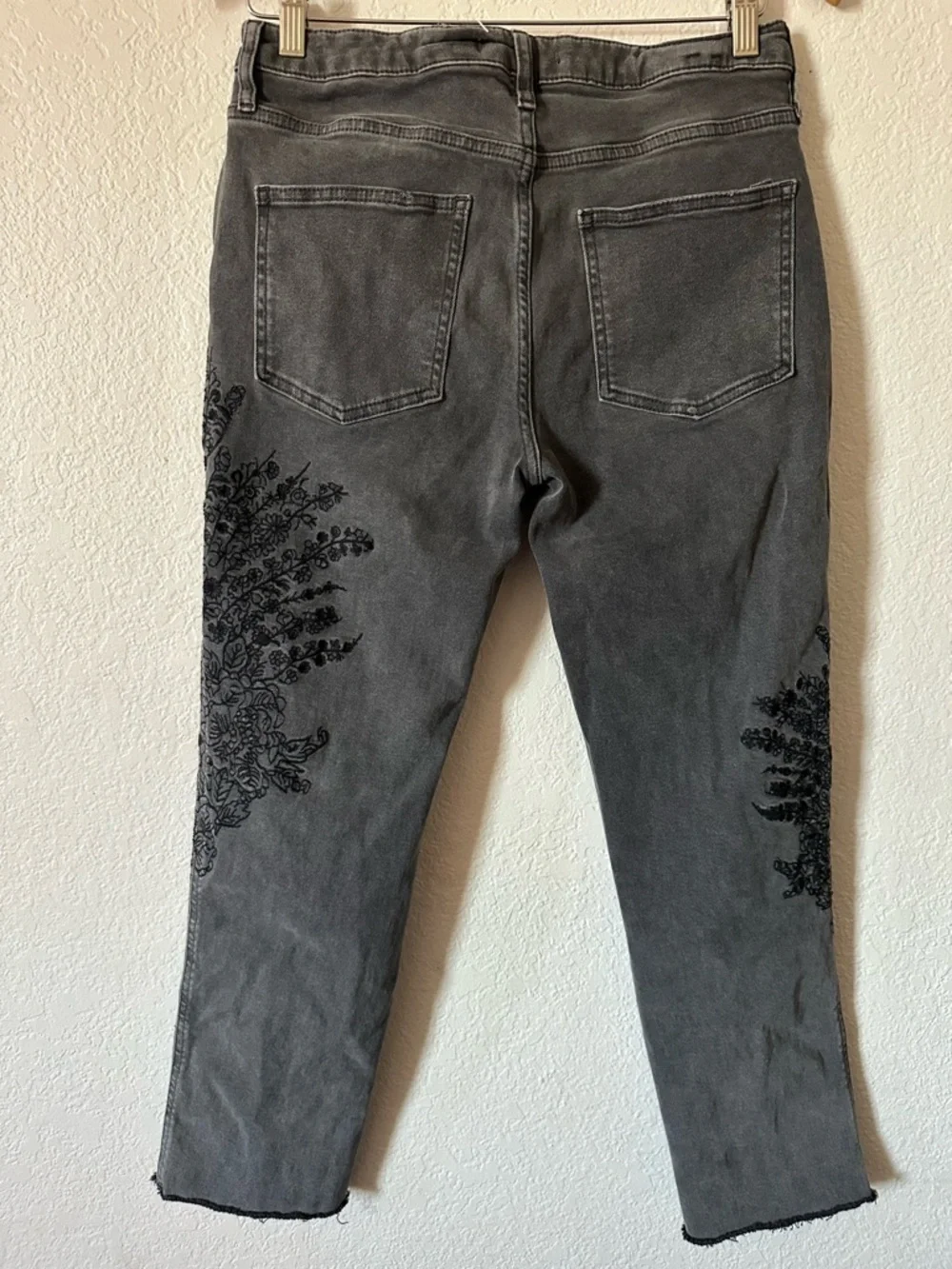 Free People We The Free Embroidered Gray Raw Hem Ankle Cropped Jeans - Size 28